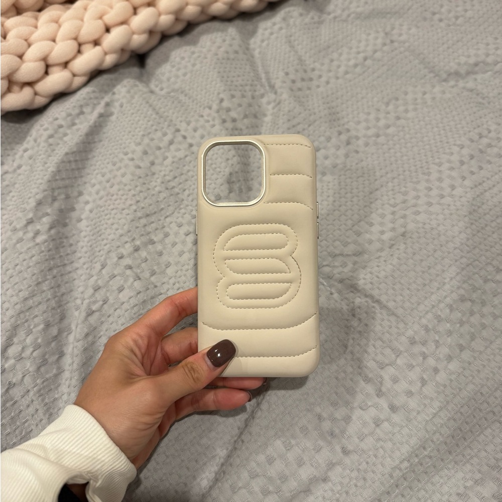 ARITZIA The Super Puff Iphone 14 Pro Case - Matte Pearl Color